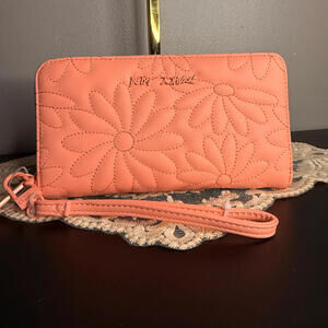 Betsey Johnson Peach Daisy Zip Around Wallet Wristlet Gold Zipper NWT